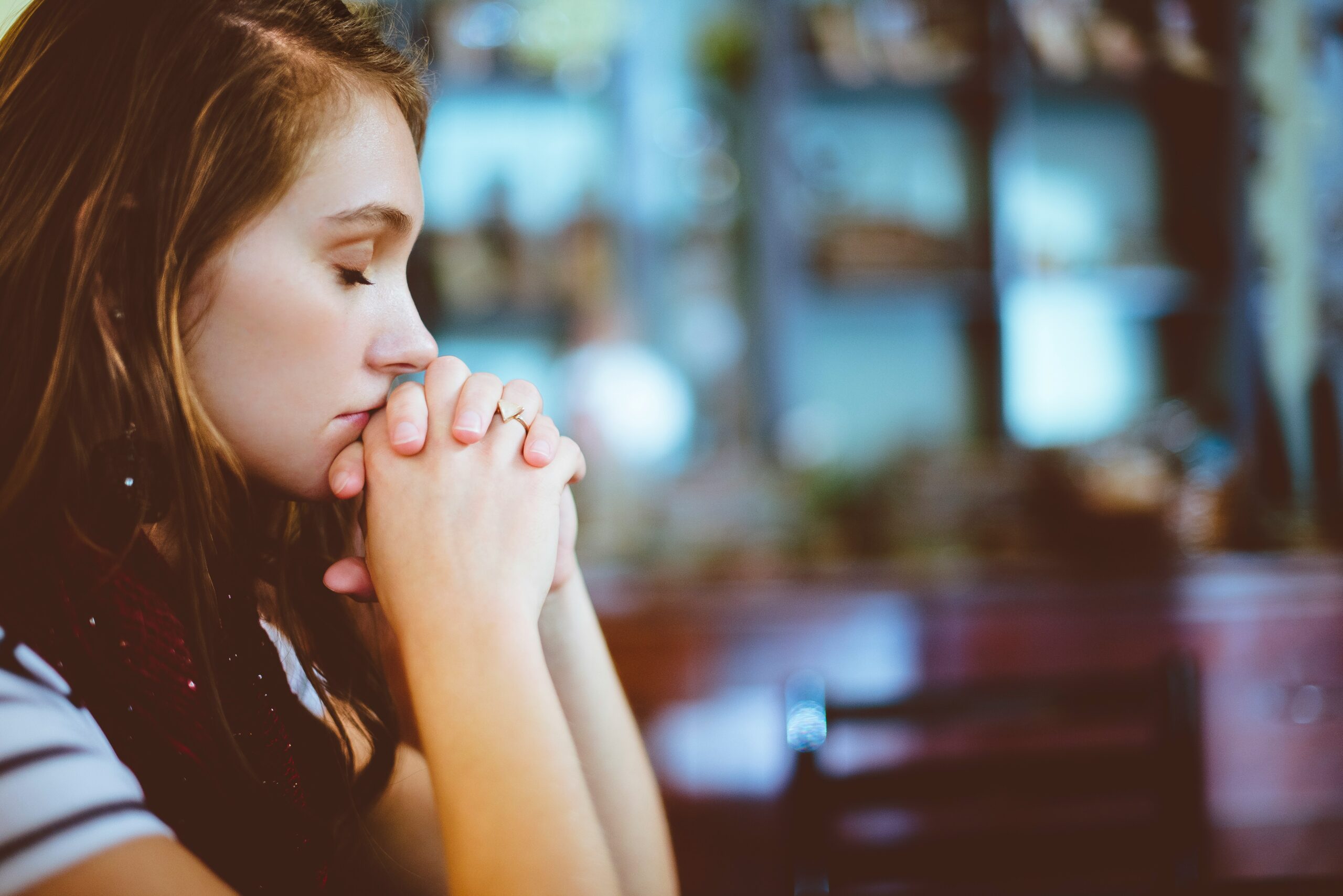 Baháʼí Faith, woman praying